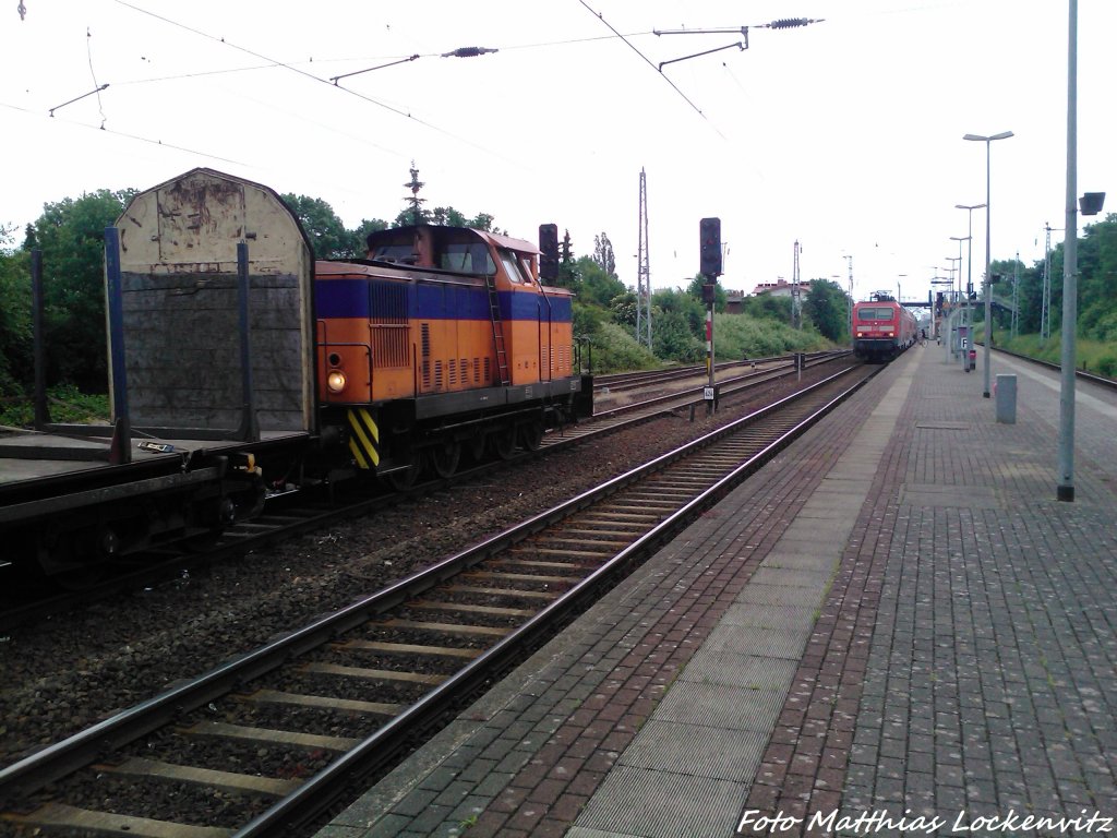 Werklok 1 der Rostocker Fracht- & Fischereihafen Gmbh & BR 143 als S1 mit ziel Warnem�nde am S-Bahn Hp. Rostock-Bramow  am 22.6.13
