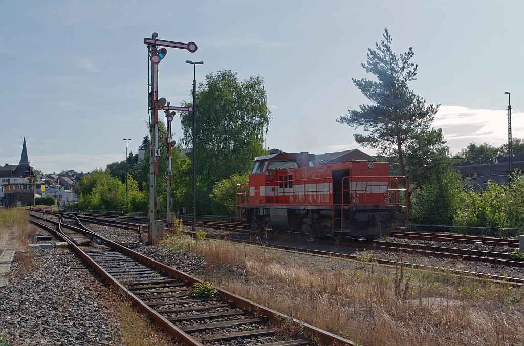 Westerwaldbahn (WEBA) Lok 7 (DH 1004) am 11.07.2011 im Bahnhof Altenkirchen/Ww. Die Lok hat Hp 0 und wartet auf freie Fahrt retour nach Au/Sieg zur Siegstecke.