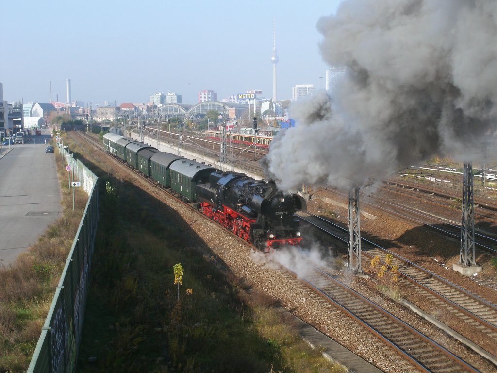 Wie in alten Zeiten dampfte eine Dampflok an der Warschauer Brcke in Berlin vorbei,nur schob (!),am 29.Oktober 2011,die 52 8177 den Zug auf dem Bild zum Ostbahnhof.