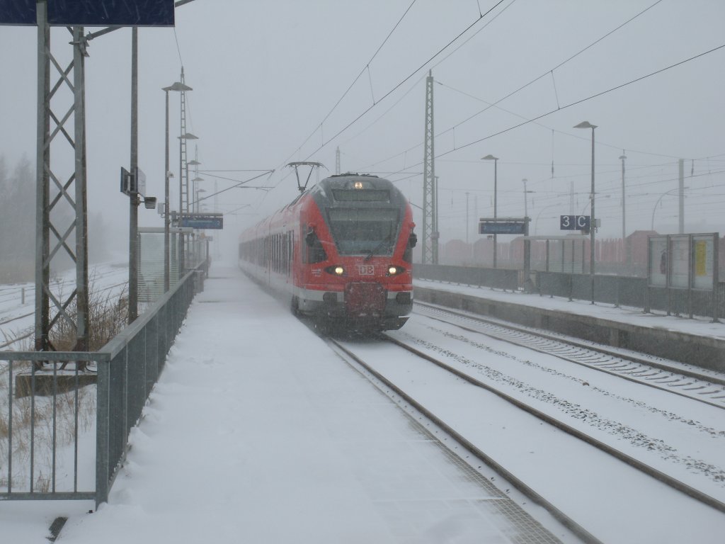 Wie gut das 429 030-0,als RE 13023 Stralsund-Bergen/Rgen,am 10.Mrz 2013,beim Schneesturm Bergen/Rgen erreichte und fr fast eine Stunde bis zur Rckfahrt nach Stralsund in Bergen/Rgen blieb.