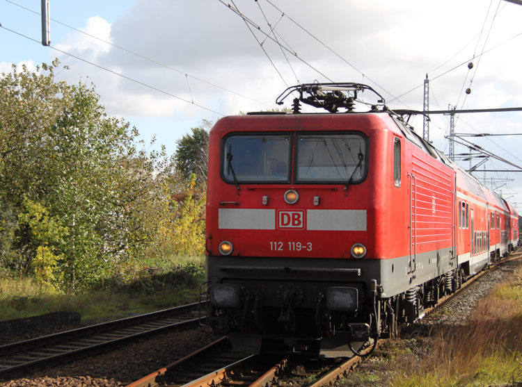 Wieder ist eine 143er in Rostock ausgefallen:112 119-3 mit S2 Gstrow-Warnemnde bei der Einfahrt im Bahnhof Rostock-Bramow.12.10.2011