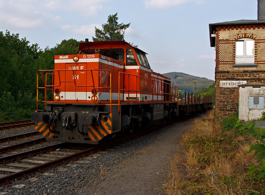 WLE (Westflische Landes-Eisenbahn) Lok 51 (eine MaK G 1206) mit leeren Gterzug  (Schwerlastwagen) musste am 09.08.2012 im Bf Herdorf den Gegenverkehr abwarten, nun geht es weiter in Richtung Betzdorf (Sieg). Die Lok wurde 2002 bei Vossloh unter Fabriknummer 1001150  gebaut. Die komplette NVR-Nummer ist 92 80 1275 106-3 D-WLE.