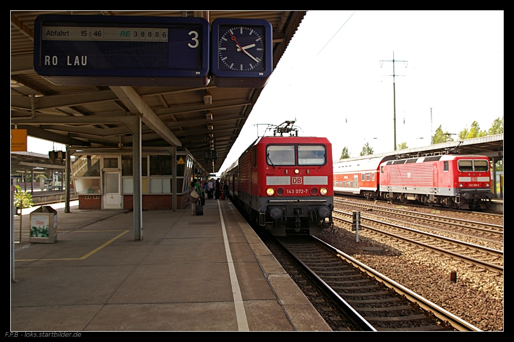 Wohin dieser Regio fuhr, weiß wohl nur DB Regio alleine. 143 072-7 mit dem RE7 mit unbekanntem Ziel (gesehen Berlin Schönefeld Flughafen 22.08.2010)
<br><br>
Update: ++ 26.01.2016 Opladen