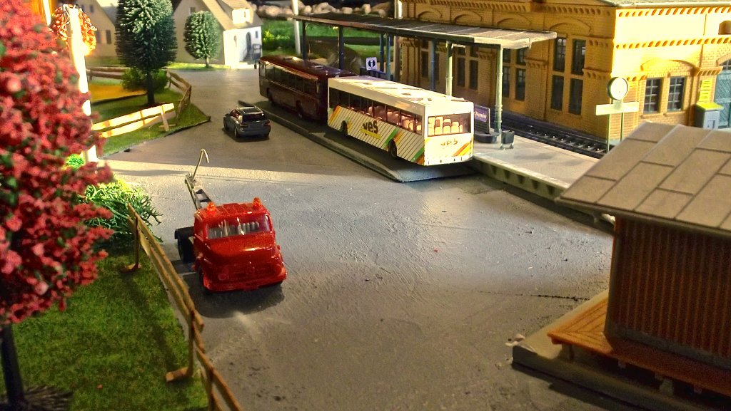 Zu sehen ist ein MAN SL 202 mit  Yes -Reklame. Der Bus h�lt am Hauptbahnhof hinter einem MAN S�240.