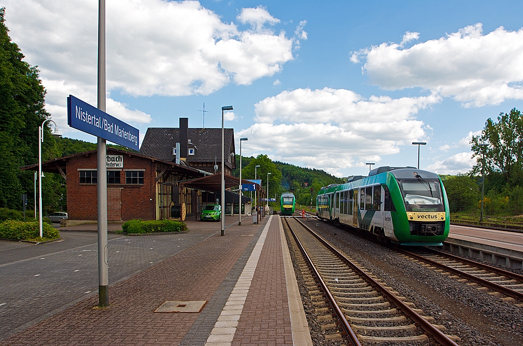 Zugbegegnung  auf der Oberwesterwaldbahn (KBS 461) am 04.05.2013 im Bahnhof  Nistertal / Bad Marienberg (früher Bf Erbach/Westerwald). 
Links ist gerade der Vectus VT 207   (95 80 0640 107-8 D-VCT) ein LINT 27 als RB nach Limburg (Lahn) losgefahren. Auf Gleis 2 (rechts) steht noch der Vectus VT 256 (95 80 0648 156-7/656-6 D-VCT) ein LINT 41 als RB nach Au (Sieg) über Altenkirchen, dieser Zug musste hier den Gegenzug abwarten, da die Strecke eingleisig ist. 

Ab Juli 2015 wird die Farbgebung auf dieser  Strecke auch anders aussehen. Dann fährt hier auch die Hessische Landesbahn GmbH (HLB), wobei dann von Limburg durchgängig bis Siegen als RB 28 fahren wird (Limburg – Altenkirchen – Au – Betzdorf – Siegen – teils bis Kreuztal). Ab Au (Sieg) ist es dann die Siegstrecke (KBS 460).

Die vectus Verkehrsgesellschaft mbH  wird es dann wohl nicht mehr geben, die derzeitigen Gesellschafter der vectus sind die Hessische Landesbahn (74,9%) und die Westerwaldbahn (25,1%).

Bleibt nur zu hoffen dass die Fahrzeiten nicht allzu lang sein werden,
denn heute ist man von Limburg schon 2 Stunden bis Au unterwegs, von dort es dann wieder eine 3/4 Stunde bis Siegen. Mit dem Auto braucht man für die Strecke max. 1 1/2 Stunden.