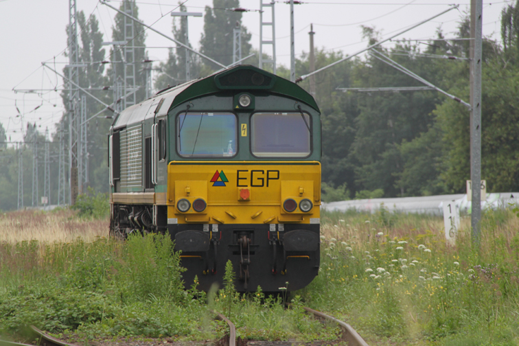 Zugewachsen sind die Gleise im Bahnhof Rostock-Bramow als ich 266 005-8(Class 66) der Firma Eisenbahngesellschaft Potsdam(EGP)bekommen habe.04.07.2011