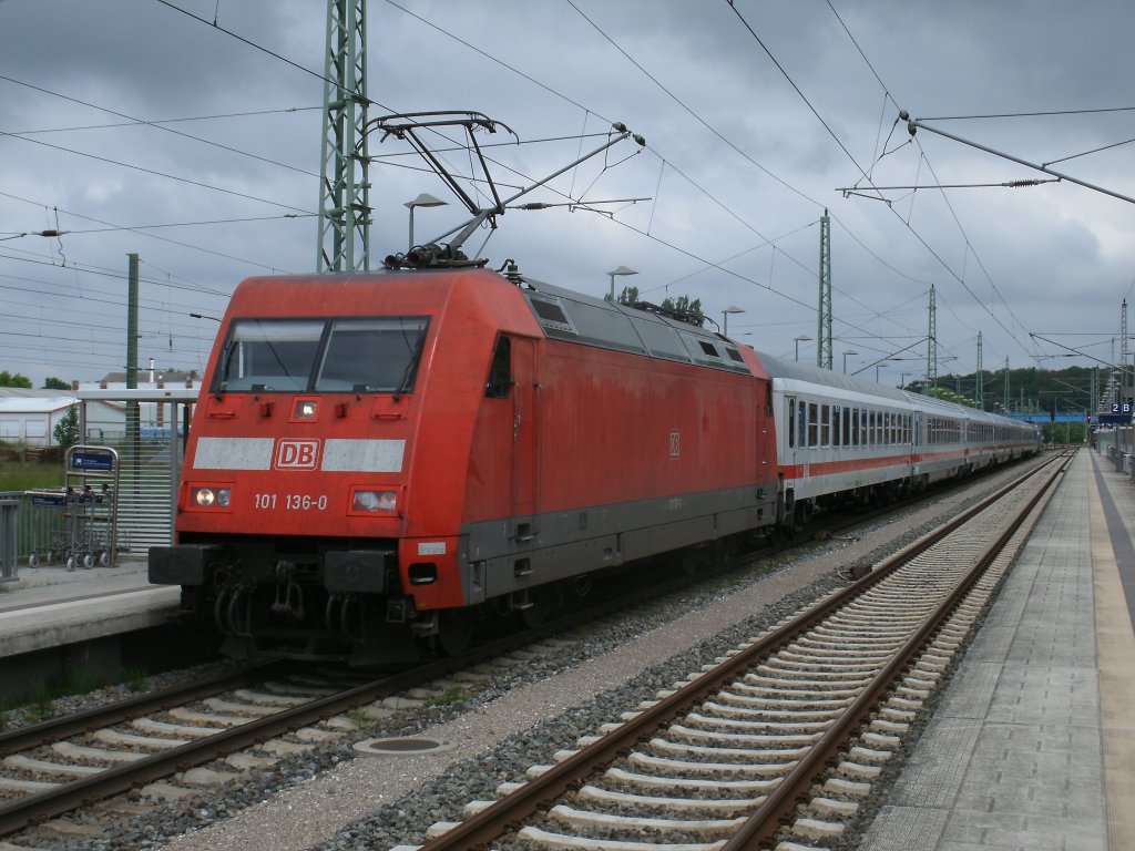 Zuglok im Abschnitt Binz-Rostock war,am 09.Juni 2013:101 136-0 whrend am Schlu die Bupo 101 060-2 mitlief und den Zug ab Rostock bis Hamburg Hbf bespannte.Hier hielt der IC 2287 Binz-Hamburg Hbf in Bergen/Rgen.