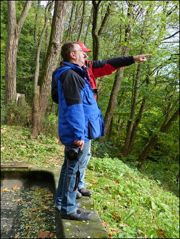 Zum Thema Ausl�nder im Hellertal: Hans erkl�rt Armin Herdorf. 14.10.2012 (Jeanny) 