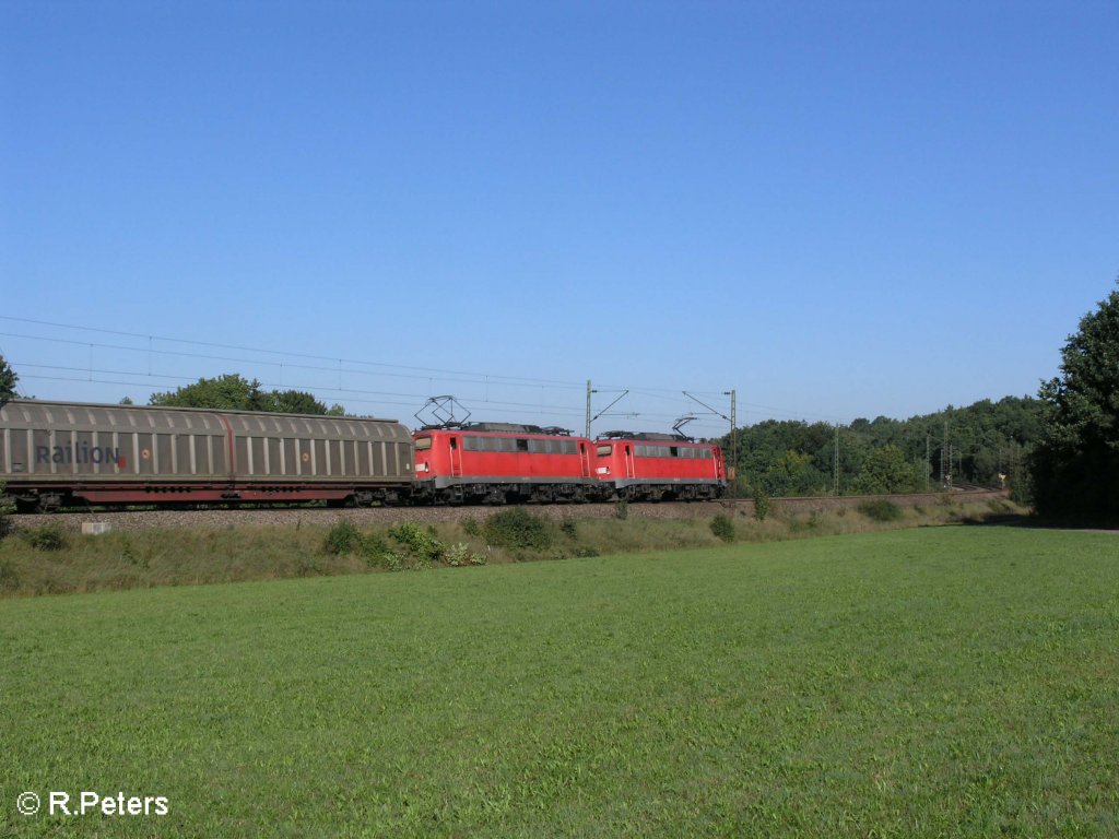 Zwei 140iger ziehen ein gedeckten Gterzug bei Edlhausen in Richtung Nrnberg. 09.09.08