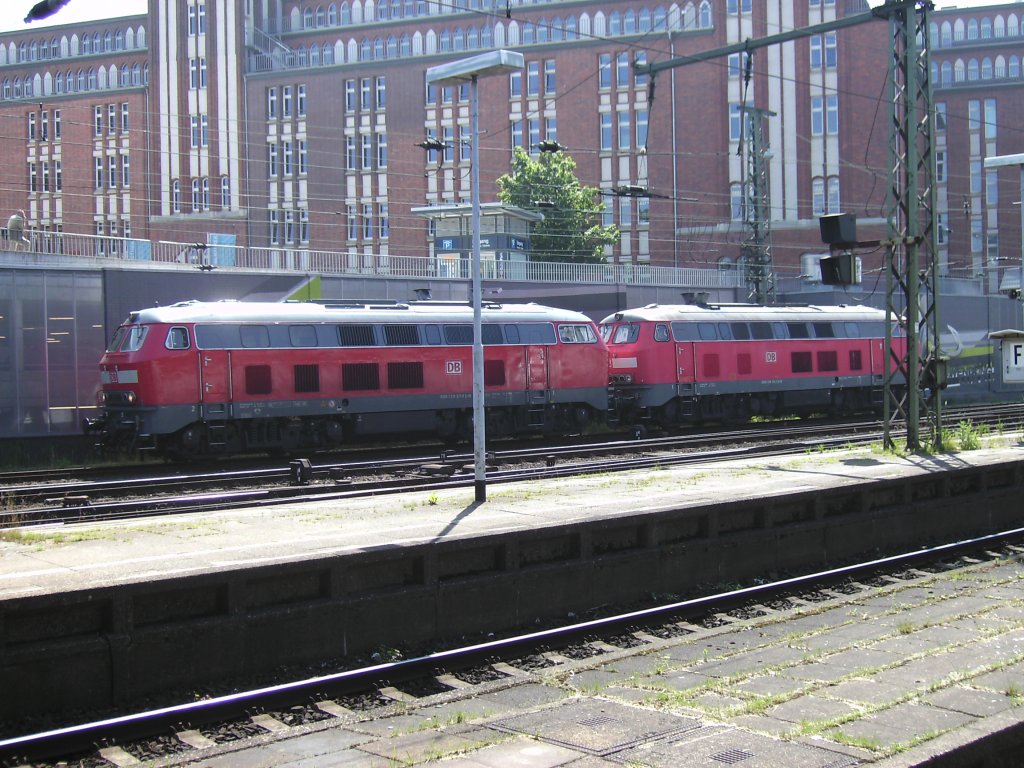 Zwei 218er unterwegs am 05.Juni 2010 in Hamburg Hbf.