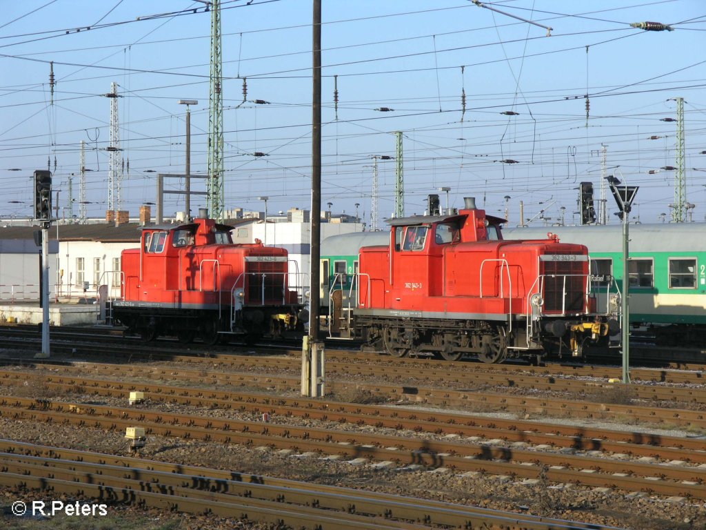 Zwei 362iger warten auf neue aufgaben in Cottbus, vorne 362 943-3 ,hinten 362 423-6.31.12.08