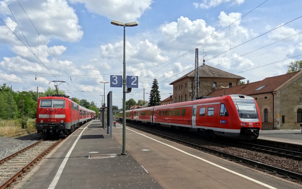Zwei 612er halten auf Gleis 1 im Bahnhof Ha�furt um in K�rze weiter als RE nach Bayreuth Hbf/Hof Hbf zu fahren. Die Zugteilung findet in Neuenmarkt-Wirsberg statt.
W�hrenddessen steht auf Gleis 3 die RB nach Bamberg, mit einer 111 und 3 n-Wagen. Sie wird hier planm��ig vom RE �berholt. Aufgenommen am 18.Juli 2013. 