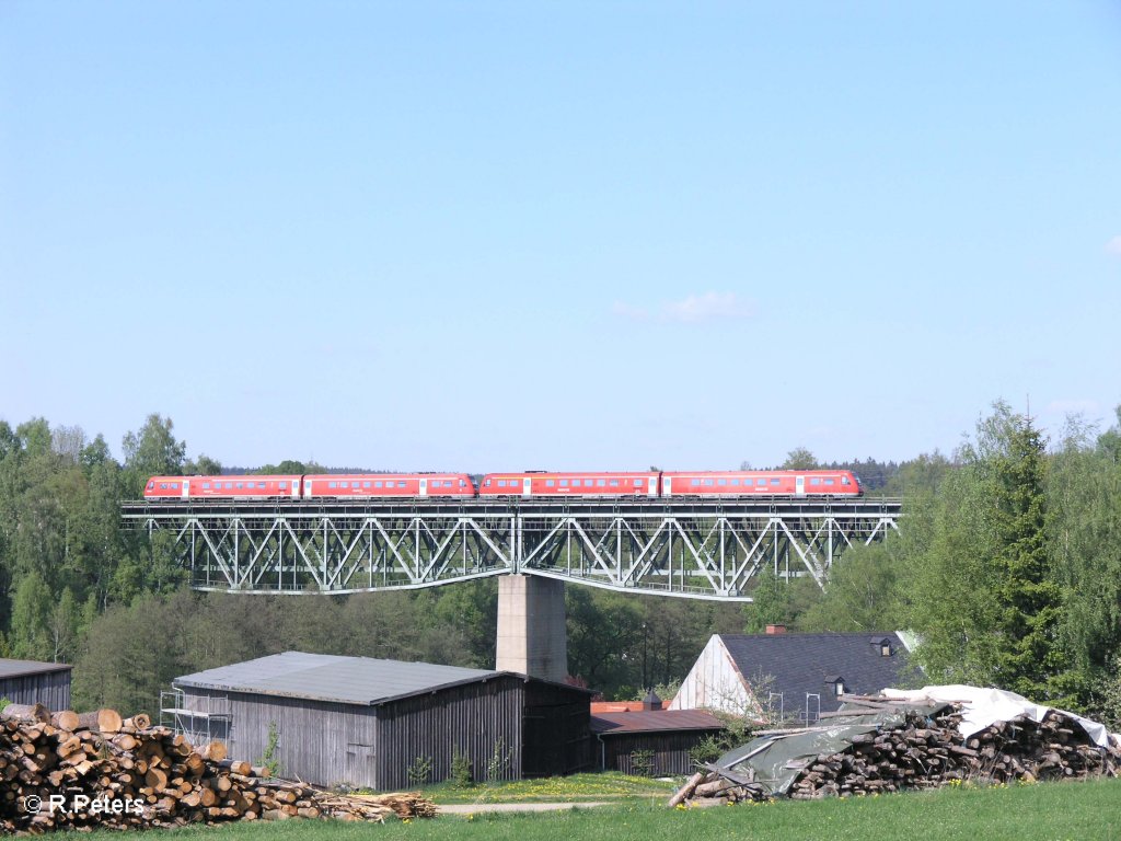 Zwei 612er ziehen ber die Unterthlauer Brcke in Richtung Marktredwitz..02.05.09