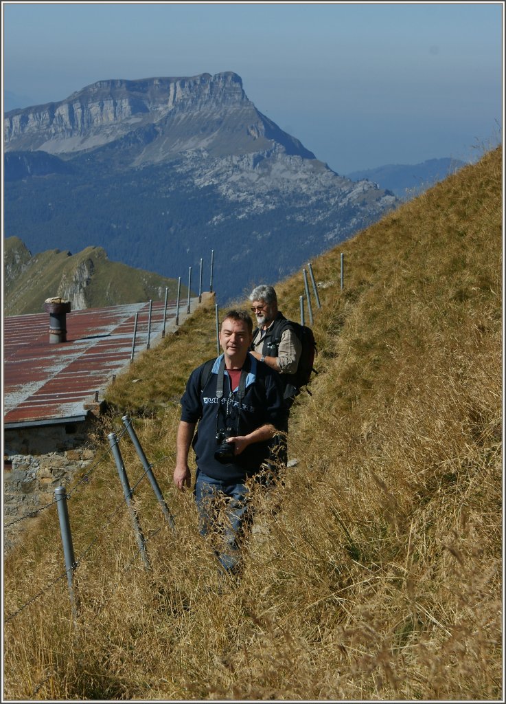 Zwei Bahnfotografen auf dem Brienzer Rothorn suchen den besten Standort fr ein Foto.
(01.10.2011)