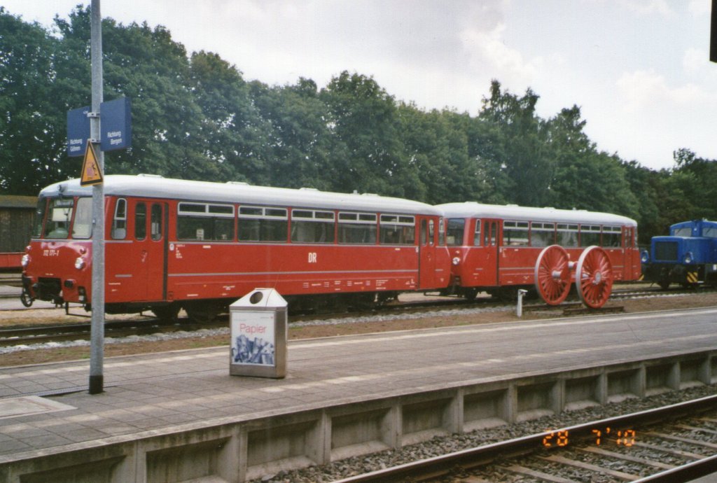 Zwei Ferkeltaxen auf dem Bahnhof Putbus am 28.Juli.2010(Gescannt)