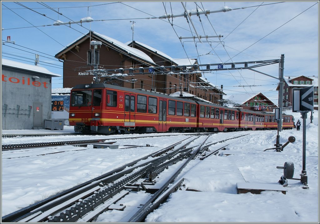 Zwei JB Triebwagenzge erreichen vom Jungfraujoch kommend die Kleine Scheidegg.
4.2.12