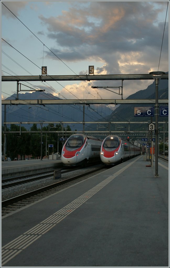 Zwei SBB ETR 610 begegnen von und nach Milano begegnen sich in Visp.
3. Aug. 2012