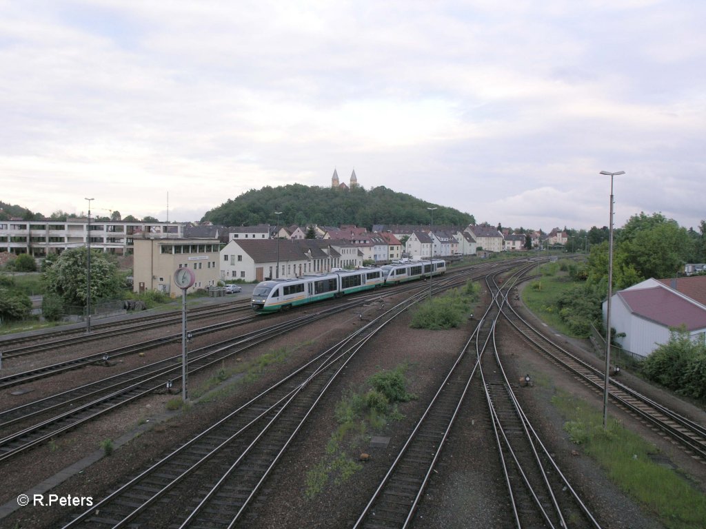 Zwei VT's fahren in Schwandorf ein als VBG81932 nach Hof am 26.05.10