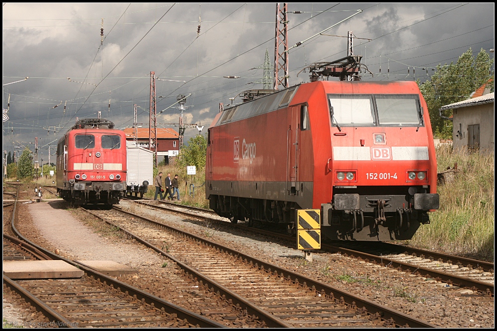 Zweimal 001: DB Schenker 152 001-4 und 151 001-5 in der Fahrzeugausstellung beim Tag der offen T�r im Kombiwerk (10 Jahre Kombiwerk Magdeburg-Rothensee 17.09.2010)