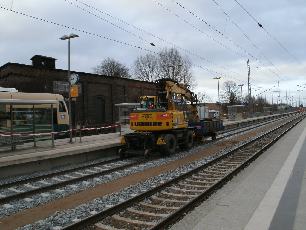 Zweiwegebagger am 09.Februar 2011 in Bergen/Rgen auf der Fahrt zur Gleisbaustelle am anderen Ende vom Bahnhof.