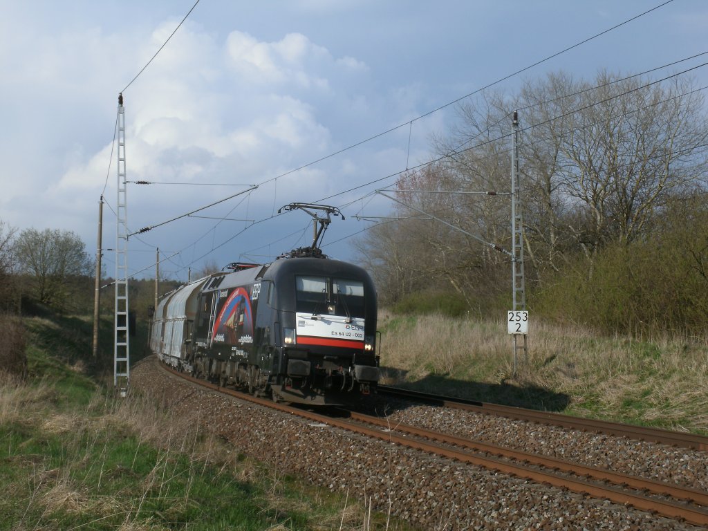 Zwischen Lietzow und Bergen/Rgen entstand die Aufnahme am frhen Abend vom 23.April 2012 vom Kreidezug der von Klementelvitz kam.