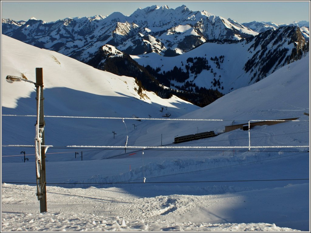 Zwischen den winterlichen Fahrleitungsdrähten fährt ein Rochers-de-Naye Triebzug talwärts.
(12.01.2012) 