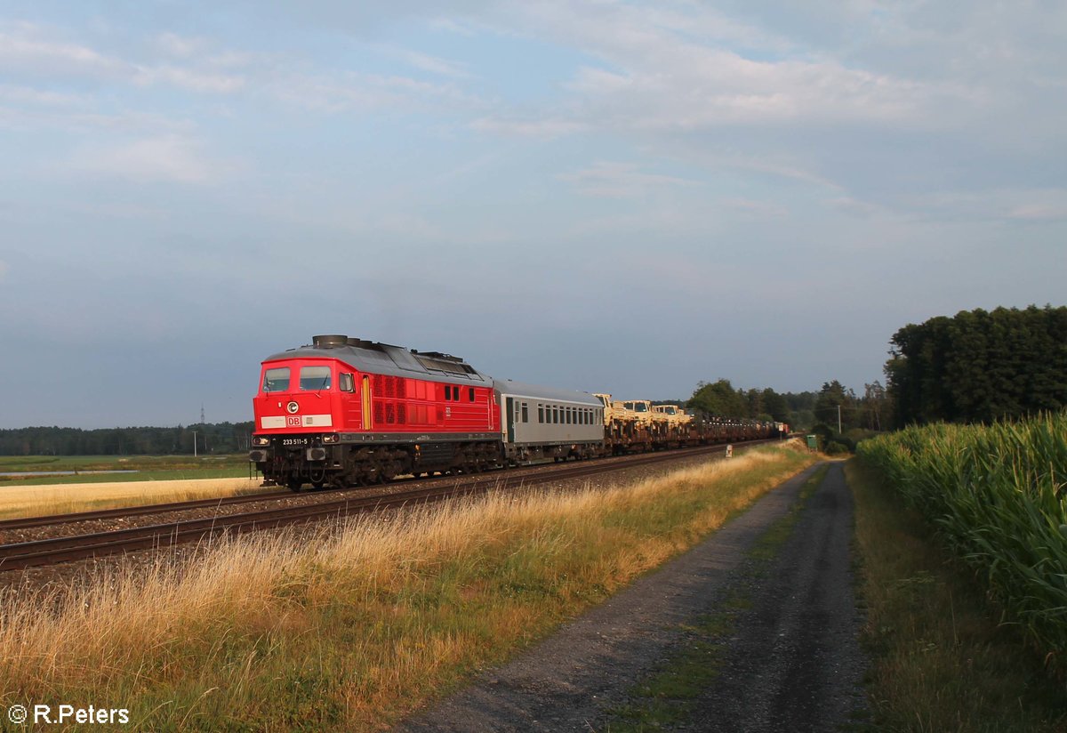  233 511 zieht ein Militärzug von Grafenwöhr Lager an die  Ostfront  Ukraine fürs Manöver.Sie wird ihn bis Hof befördern wo anschließend eine Elok ihn übernehmen wird. Aufnahme bei Oberteich. 29.07.18