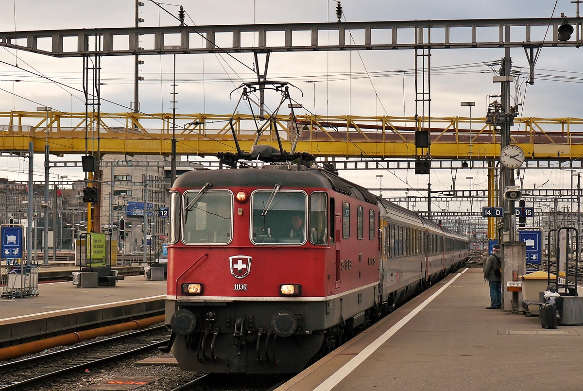 . Ach war das schn, als man noch ohne umzusteigen von Zrich nach Luxembourg fahren konnte - Am 27.12.2009 hatte die tolle Re 4/4 II 11136 die Ehre den EC 96  Iris  Zrich HB - Bruxelles Midi in den Hauptbahnhof von Zrich zu ziehen. (Jeanny)