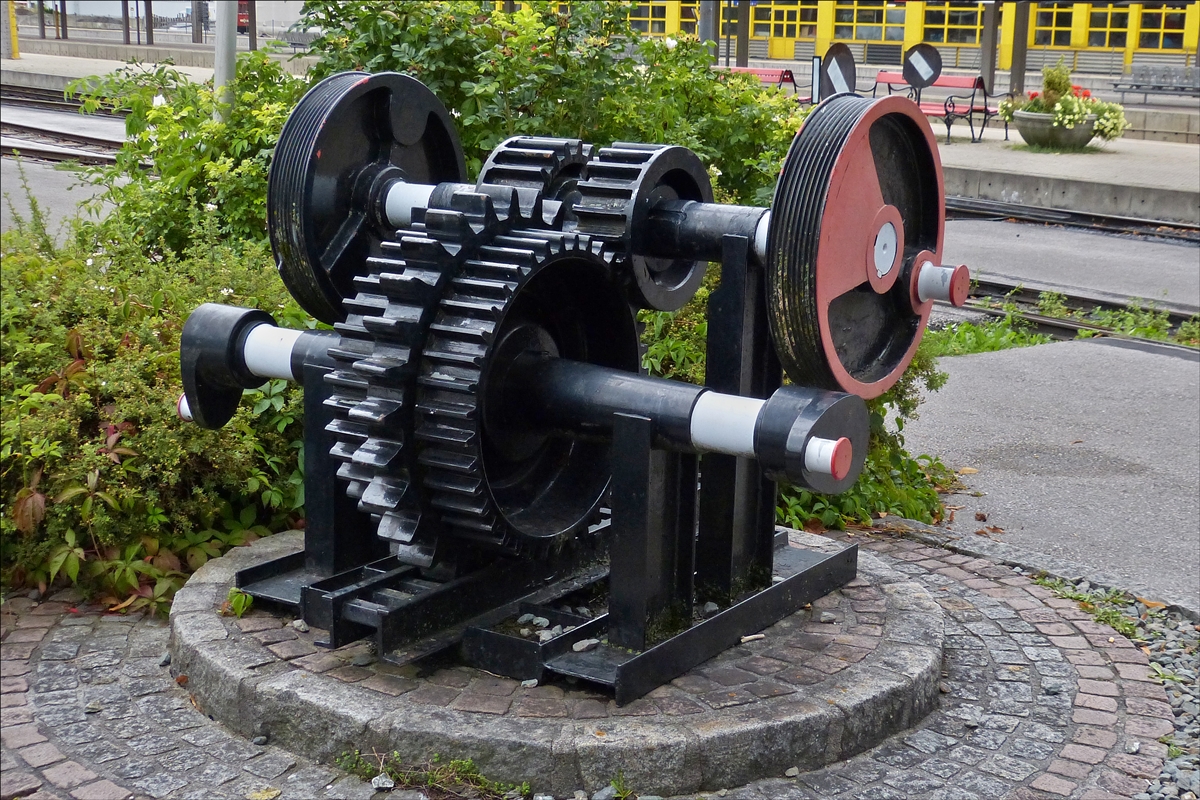 . Am 21.08.2016 ist mir dieses Monument in jenbach aufgefallen, kann es sich um einen Antrieb einer Zahnradlok der Achenseebahn handeln? Im Web habe ich hierzu nichts finden können. Die Zahnstange ist das System Riggenbach.    