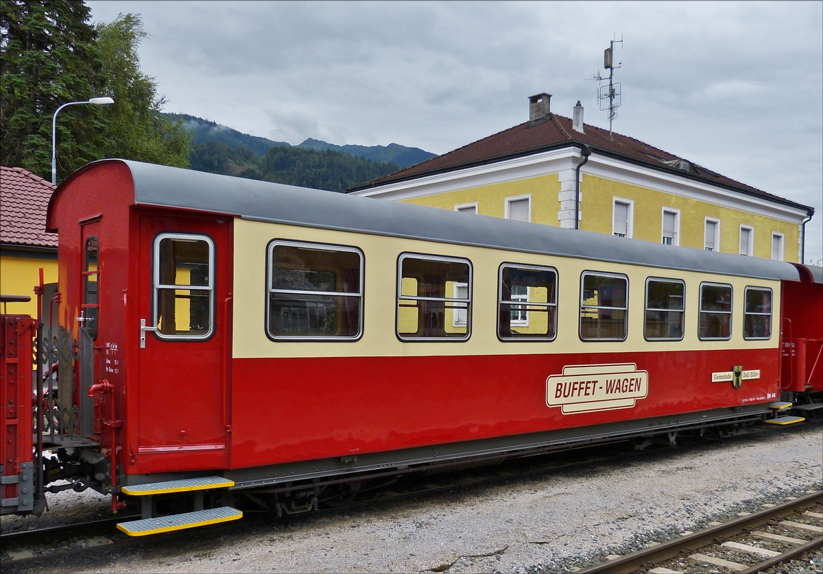 . Buffetwagen B4-44 der Zillertalbahn, im Bahnhofsvorfeld von Jenbach, der Wagen hat 30 Sitzplätze, Bj 1912; L 13 m: war bis 2014 im Besitz der Ybbstalbahn.  21.08.2016 