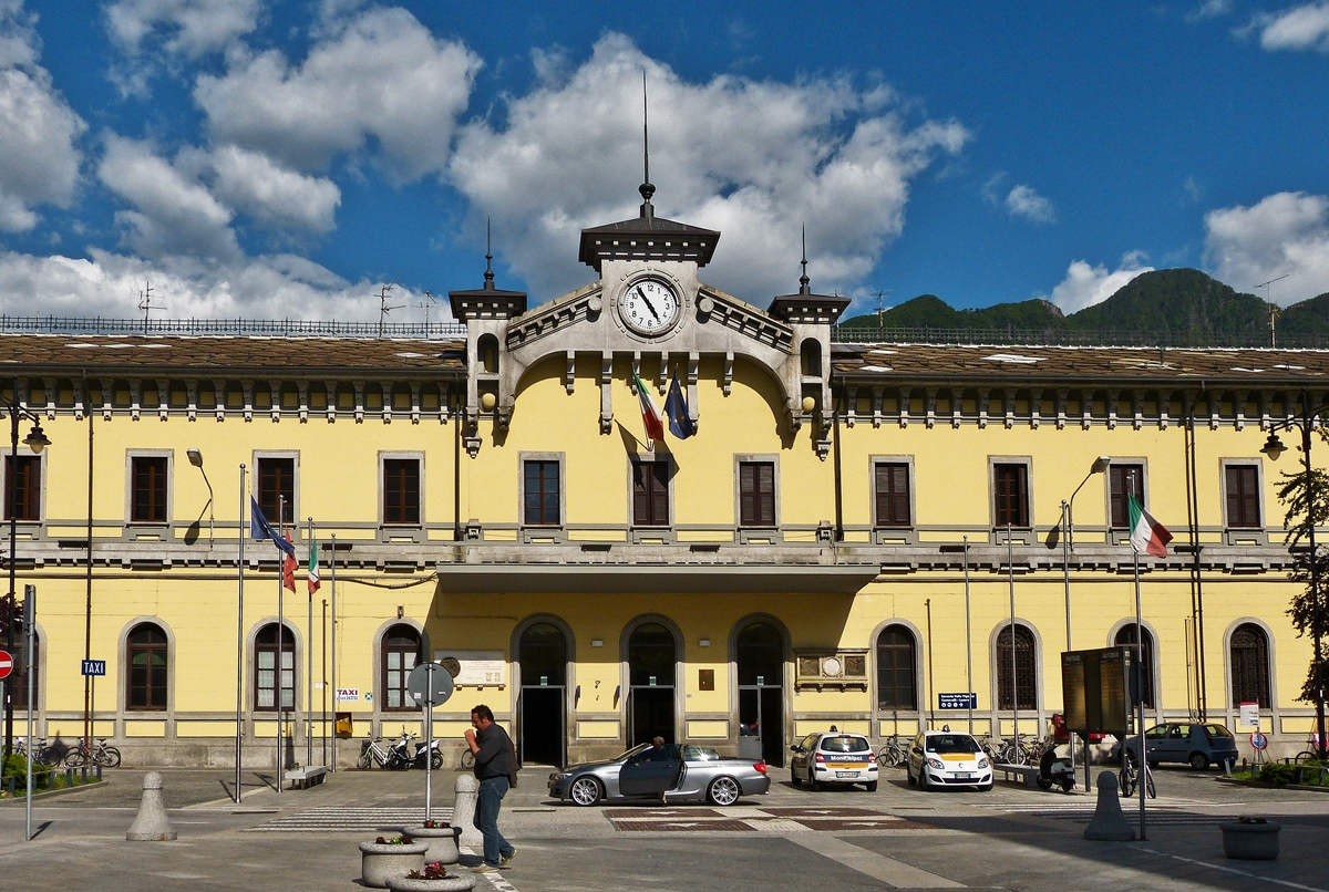 . Das Empfangsgebäude des Bahnhofs Domodossola von der Straßenseite aus gesehen am 23.05.2012. (Jeanny)