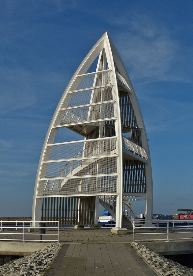 . Das Seezeichen auf Juist. 10.10.2014 (Hans)

Das Seezeichen auf der ostfriesischen Insel Juist ist eines der Wahrzeichen der Insel. Das 17 Meter hohe Seezeichen befindet sich an der Hafeneinfahrt von Juist und hat die Form einer im Strom treibenden Boje. �ber eine Treppe gelangt man zu einer Aussichtsplattform und hat einen herrlichen Blick auf das Wattenmeer. 