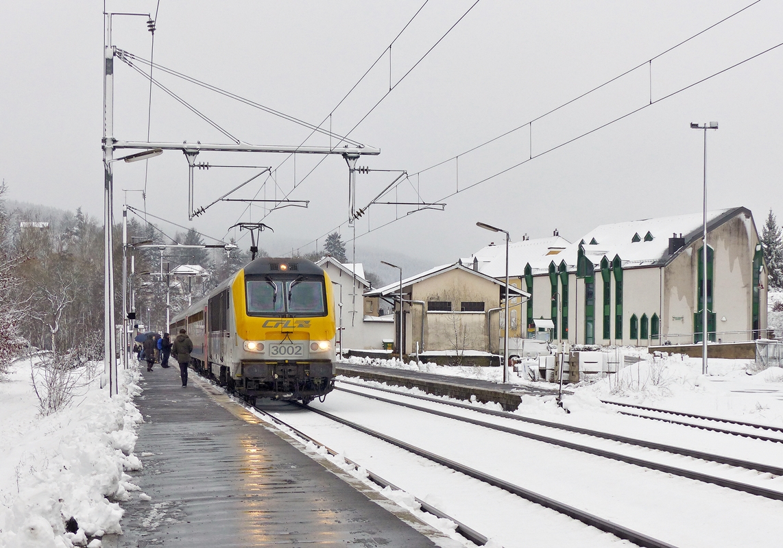 . Der erste Schnee 2014 - Die 3002 zieht am 27.12.2014 den IC 110 Liers - Luxembourg mit einer 5 minütigen Verspätung in den Bahnhof von Wilwerwiltz und nahm auch die Fahrgäste des RE 3836 mit. (Jeanny)

Die ehemaligen IR Luxembourg - Liers - Luxembourg fahren seit dem Fahrplanwechsel als IC, sodass doch noch IC in Luxemburg verkehren. ;-)