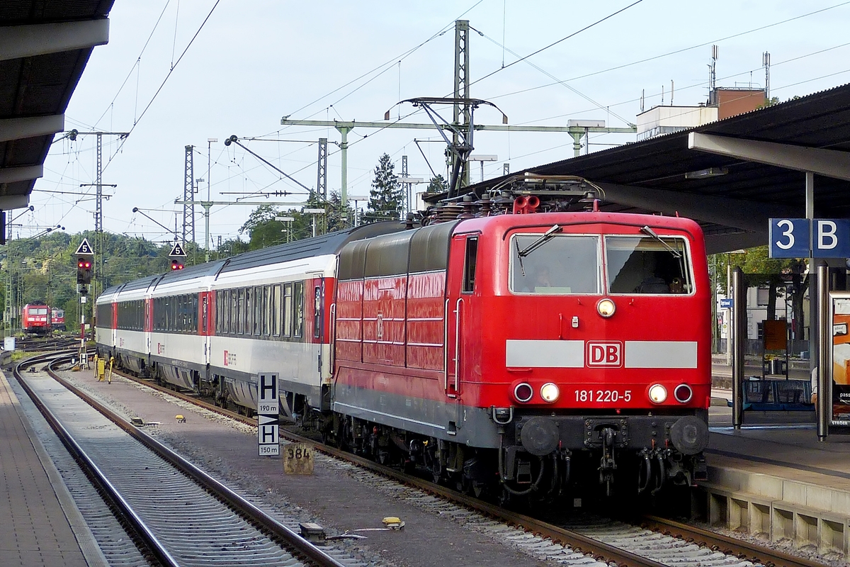 . Der IC 181 Stuttgart Hbf - Zrich HB wird am 15.09.2012 von der 181 220-5 in den Bahnhof Singen (Hohentwiel) gezogen. Dort ist Lokwechsel angesagt, fr die Weiterfahrt nach Zrich wird der IC von einer SBB Re 4/4 II bernommen. (Hans)