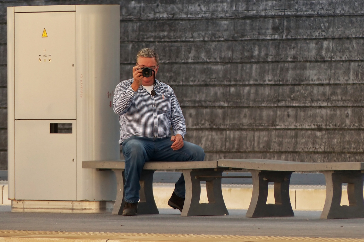 . Der Paparazzo in Li�ge Guillemins. 18.10.2014 (Jeanny)