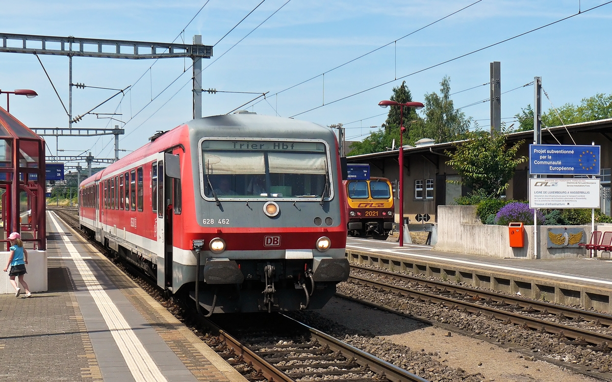 . Der Triebzug 628 462 der DB Regio hatte uns am 27.06.2010 von Luxemburg-Stadt nach Wassebillig gebracht. Links im Bild freute jemand sich riesig über die Fahrt mit ihren  Wackelzuch . ;-) (Hans)