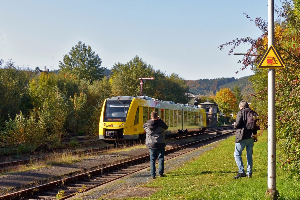 . Die Bahnfotografen beim Ablichten des VT 505 (95 80 1648 105-2 D-HEB / 95 80 1648 605-1 D-HEB) der HLB (Hessische Landesbahn GmbH), ein Alstom Coradia LINT 41 der neuen Generation, der am 01.10.2017 als RB 96  Hellertalbahn  (Betzdorf - Herdorf - Neunkirchen - Haiger - Dillenburg) in den Bahnhof Herdorf einf�hrt. (Jeanny)
