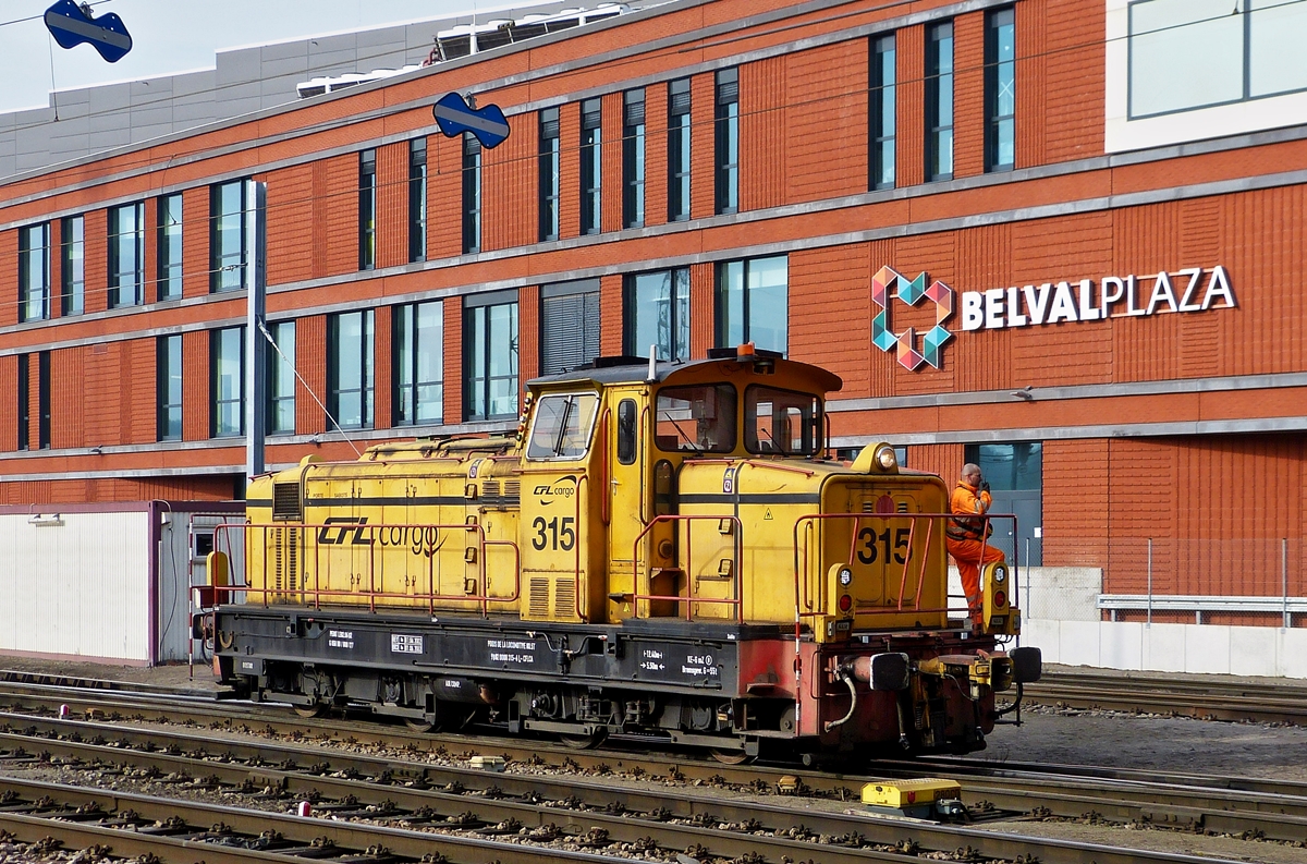 . Die CFL Cargo 315 (eine MaK G 850 BB) rangiert am 07.03.2014 im Verschiebebahnhof Esch/Belval. (Jeanny)