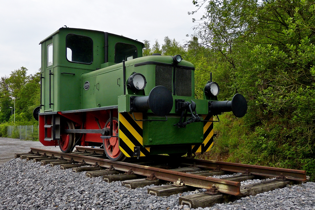 . Die Deutz 57057 vom Typ Deutz KS 55 B steht als Denkmallok der Schaefer Kalk GmbH & Co. KG in Runkel Steeden. 26.05.2014 (Hans)

Die 55 PS-Diesel-Rangier-Lokomotive mit luftgekhltem Motor wurde 1959 von Deutz unter der Fabriknummer 57057 gebaut und an die Westdeutsche Kalk- & Portlandzementwerke, Werk Stolberg, geleifert. In den 1990er Jahren kam sie zu RWK (Rheinisch- Westflische Kalkwerke AG, Werk Steeden, heute Schaefer Kalk GmbH & Co. KG.

Die Deutz Typenbezeichnung KS 55 B zeigt, dass es sich um eine Kleinlok (K) mit Stangenantrieb (S) mit 55 PS Leistung und zwei Achsen (B) handelt. Die frhere Bezeichnung war A4L 514 R.

Technische Daten:

Spurweite: 1.435 mm
Achsfolge: B-dm
Lnge ber Puffer: 5.730 mm
Achsstand: 2.500 mm
grte Breite: 2.538 mm
grte Hhe ber Schienenoberkante: 3.017 mm
Dienstgewicht: 14.000 kg
Achslast: 7 t

MOTOR:

Motorart: luftgekhlter 4-Zylinder-Viertakt-Diesel-Reihenmotor
Motortyp: Deutz A4L 514
Bohrung/Hub: 110 mm / 140 mm
Hubraum: 5.322 cm3 (5.322 l)
Leistung 55 PS
Motordrehzahl: 1.500 1-min
Getriebe: Deutz Viergang mechanisch (Zahnrad)
Hchstgeschwindigkeit: 14,5 km/h
gebaute Stckzahl: 70