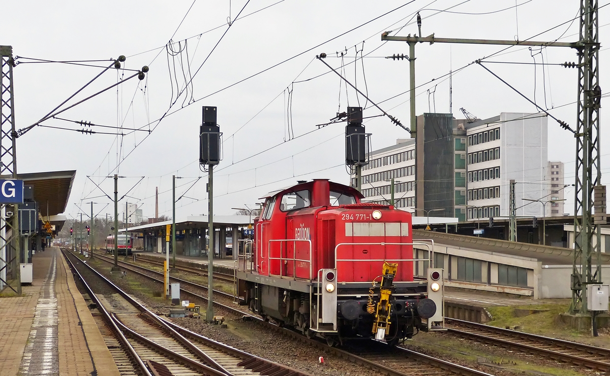 . Die Diesellok 294 771-1 (V 90 remotorisiert) der DB Schenker Rail Deutschland AG durchfhrt am 03.01.2015 den Hauptbahnhof von Braunschweig. (Hans)

Die Lok wurde 1972 bei MaK in Kiel unter der Fabriknummer 1000569 gebaut und unter der Nummer 290 271-6 an die DB ausgeliefert. 1999 erfolgte die Umzeichnung in 294 271-2 und 2005 der Umbau durch DB Fahrzeuginstandhaltung GmbH, Werk Cottbus (Remotorisierung mit MTU-Motor 8V 4000 R41, Umlaufgelnder), sowie die Umzeichnung in 294 771-1. 2009 kam die Lok dann zu DB Schenker Rail Deutschland AG. 
 