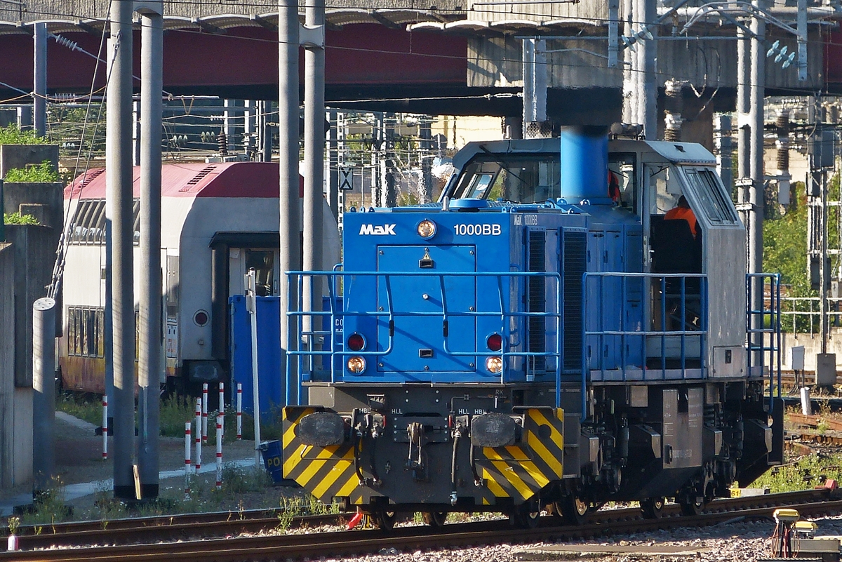 . Die nummernlose CFL Cargo MaK G 1000 BB rangiert am 30.08.2015 im Bahnhof von Luxemburg. Schon seit geraumer Zeit ist die Nummer der 1103 abhanden gekommen. ;-)
(Hans)