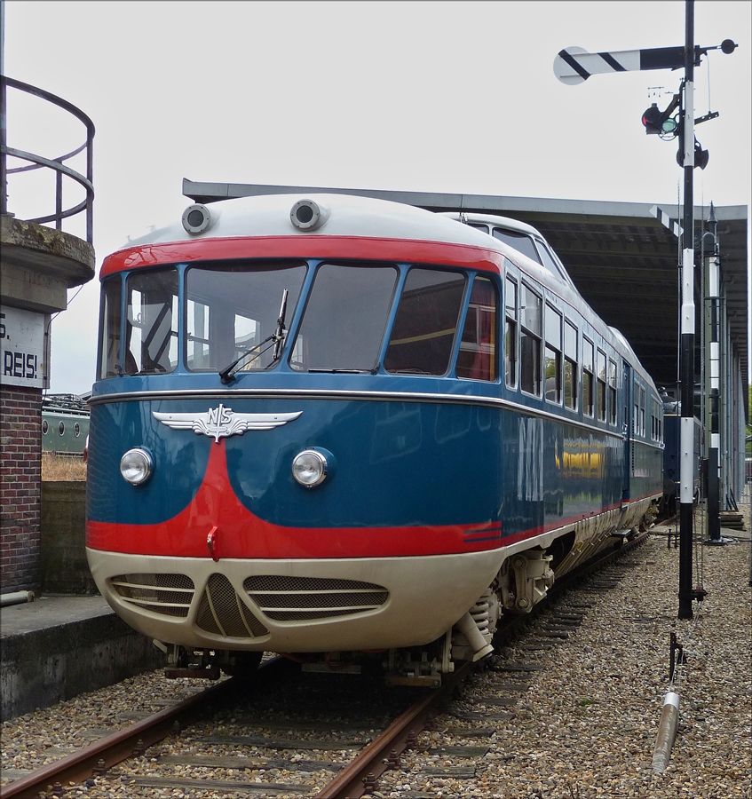 . Dieselelektrischer Triebzug NS 20, genannt   de Kameel  gebaut 1954 durch die Firma Rolend Material Allen in Rotterdam, außer Dienst wurde er 1991 gestellt, nach der Renovierung wurde er im Jahr 2008 wieder in Dienst genommen, der Triegzug dient als Inspektionsfahrzeug auf Baustellen und für Besuche der Direktion im ganzen Land.
Das Fahrzeug kann jetzt auch von Gruppen angemietet werden. 
Das Fahrzeug besitzt keine Kupplung und kann somit nicht an andere Fahrzeuge angehängt werden, mit einer speziellen Vorrichtung kann es im Notfall abgeschleppt werden.
Typ: Inspektionsfahrzeug,
Stückzahl: 1
Achsfolge: Bo'Bo'
Spurweite: 1435 mm
LüP: 25,550 m
Eigengewicht: 58 T 
V.max:  125 km/h                 
abgestellt am 01.10.2016 im Nederlands Spoorwegmuseum in Utrecht.