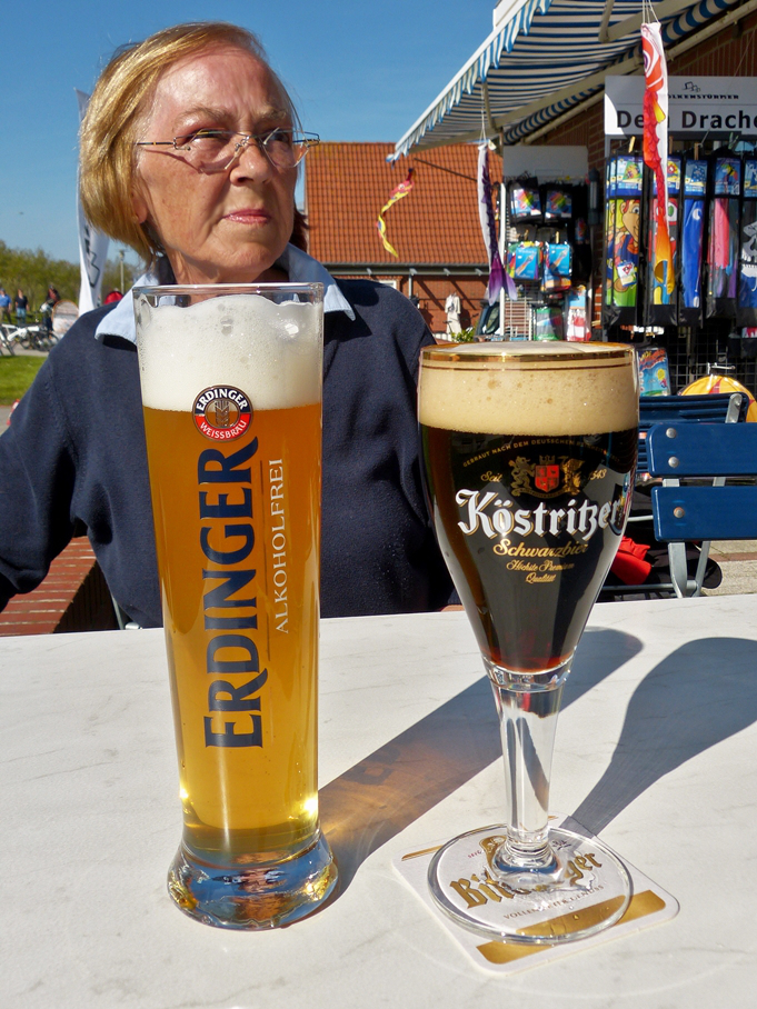 . Dilemma in Norddeich: Welches Bier soll sie nun trinken...? Zum Gl�ck mag sie kein Weizenbier. ;-) 05.05.2016 (Hans)