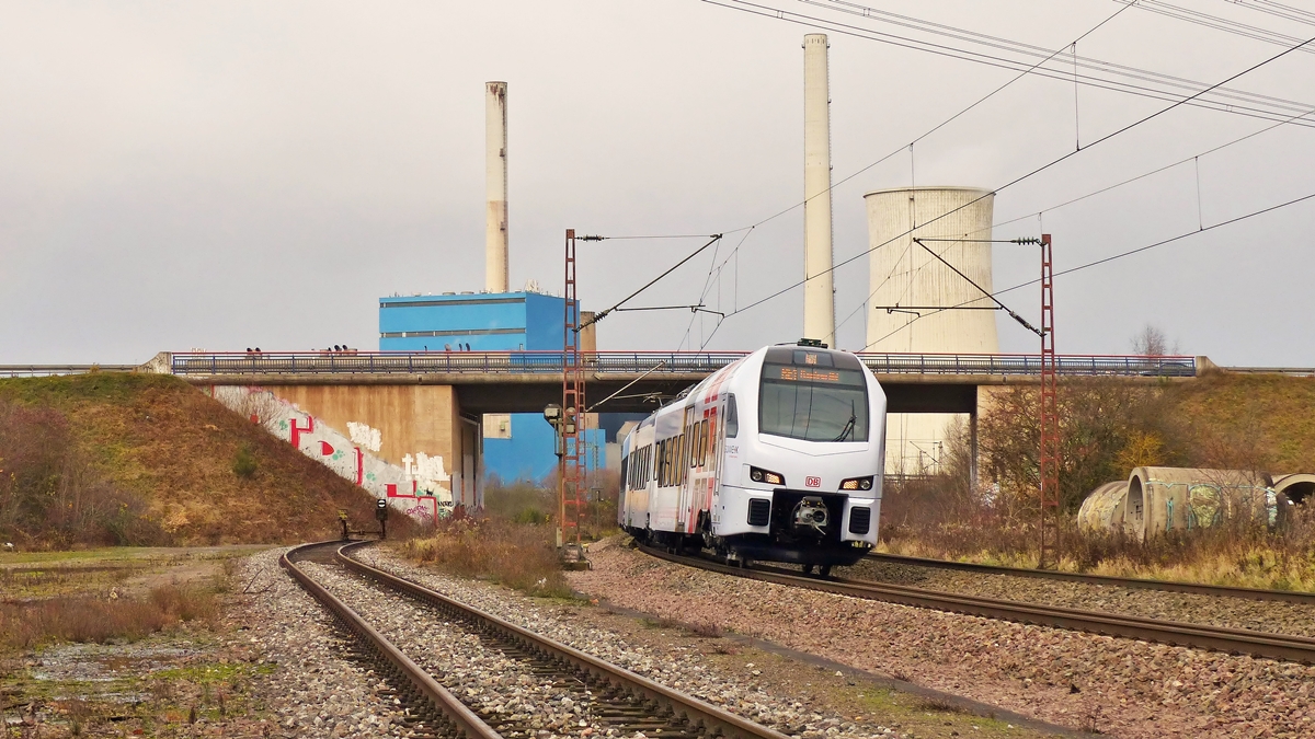 . Ein RE 1 (Mosel-Saar-Express) Koblenz Hbf - Saarbrcken Hbf hat soeben das Kohlekraftwerk in Ensdorf hinter sich gelassen und wird bald Bous erreichen. 20.12.2014 (Jeanny)