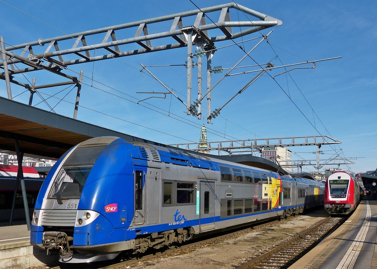 . Farbenfrohe Züge im Bahnhof von Luxemburg - Das Blau der SNCF Computermaus konkurriert mit dem Weinrot des CFL Steuerwagens. 24.02.2014 (Jeanny)