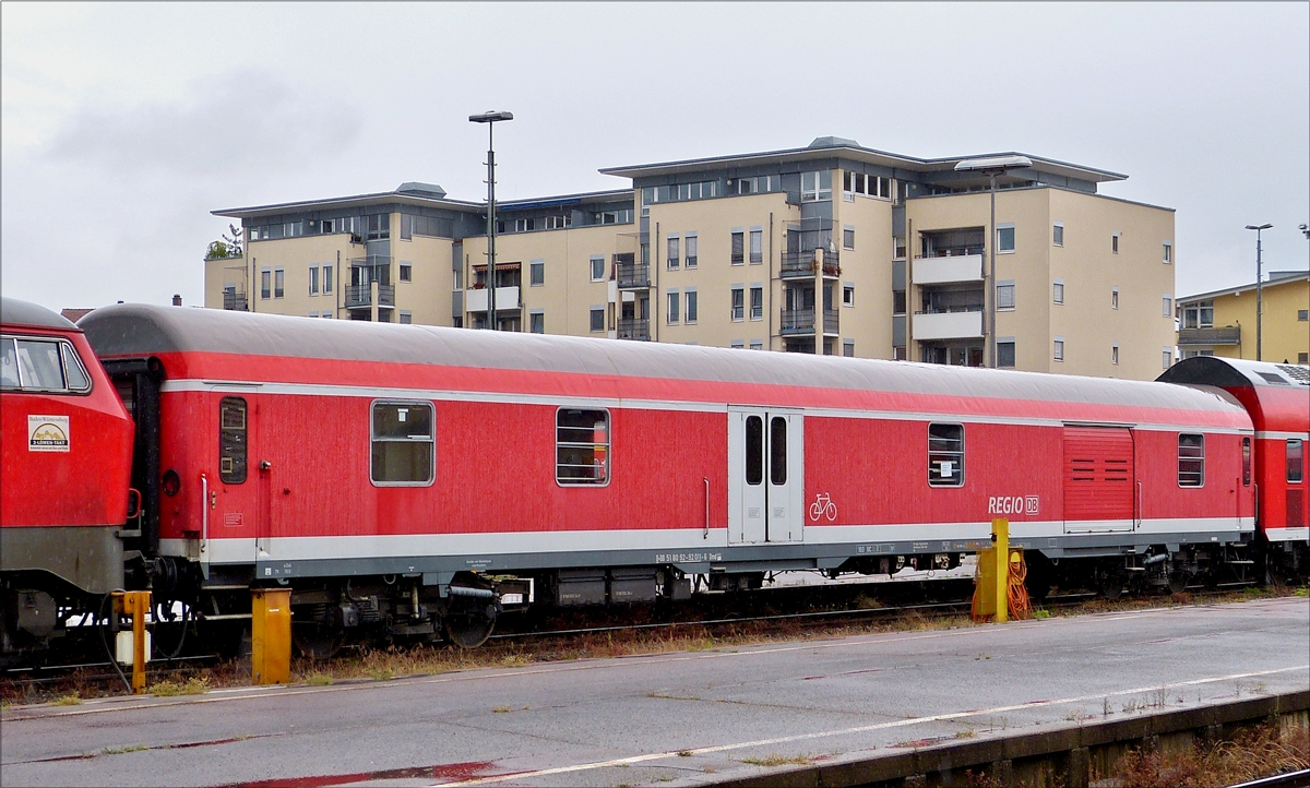 . Gepäck und Fahrradwagen 51 80 92-92011-6 Dms, eingereiht in den Zug von Friedrichshafen nach Lindau. 19.06.2016