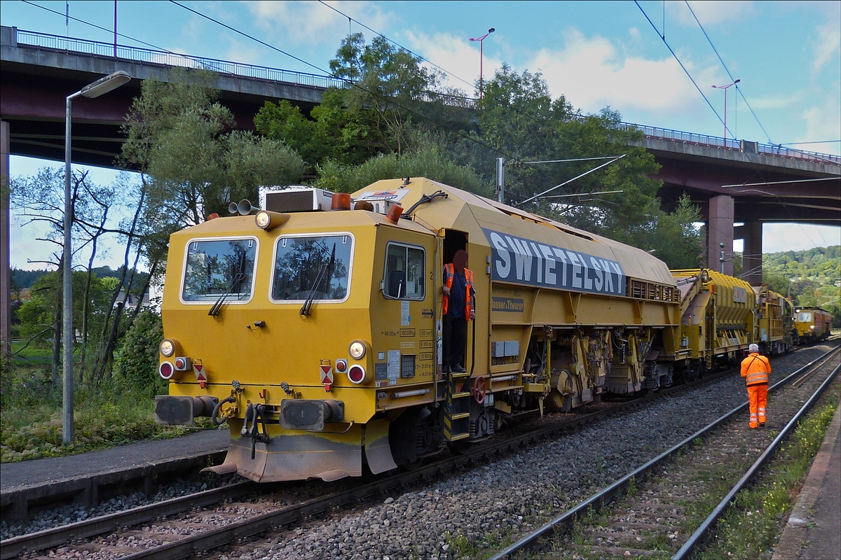 . Gleisbauzug BDS 2000 von Swietelsky wartet im Bahnhof von Colmar – Berg auf seinen Einsatz.   09.09.2013