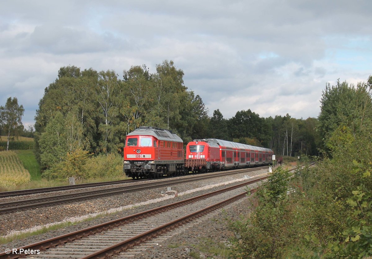  Heute hatte 233 698-0 die Ehre den seit Tagen in Marktredwitz verweilenden München-Nürnberg Express zu Überführen. Als 98984 von NMR - NSCH - NNR weiter nach NWH (Würzburg) wurde die Skodalok 102 002 mit 5 Wagen + Steuerwagen des neuen München Nürnberg Express (NIM) überführt und kurz vor Wiesau abgelichtet. 24.09.17