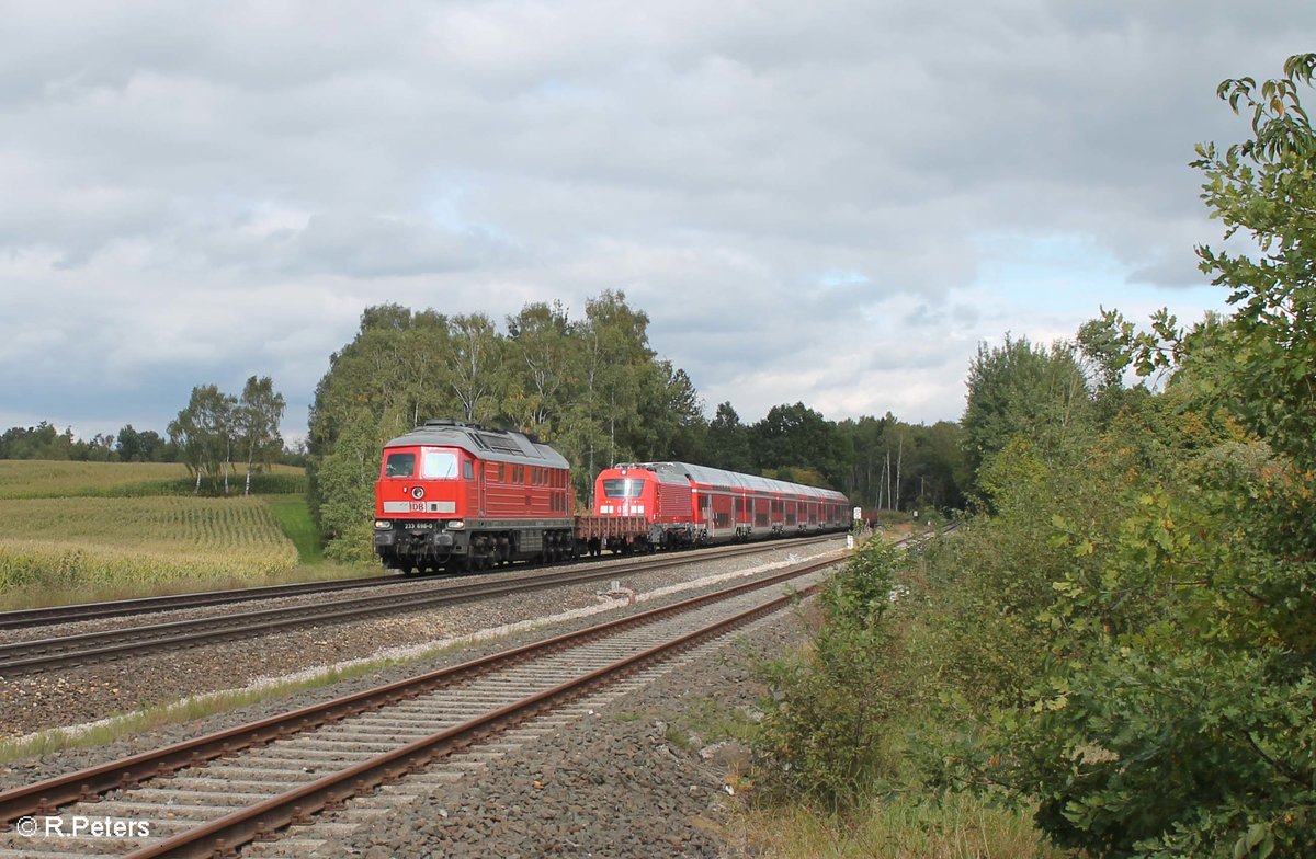  Heute hatte 233 698-0 die Ehre den seit Tagen in Marktredwitz verweilenden München-Nürnberg Express zu Überführen. Als 98984 von NMR - NSCH - NNR weiter nach NWH (Würzburg) wurde die Skodalok 102 002 mit 5 Wagen + Steuerwagen des neuen München Nürnberg Express (NIM) überführt und kurz vor Wiesau abgelichtet. 24.09.17