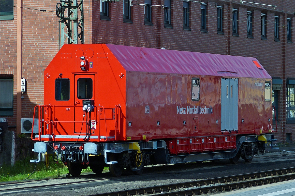 . In Koblenz habe ich die kurze Umsteigzeit noch genutzt um diesen Spezialwagen der Netz Notfalltechnik im Bild festzuhalten.  Wagen Kennung: D-DB 9980 9370 061-0.  14.04.2018 (Hans)